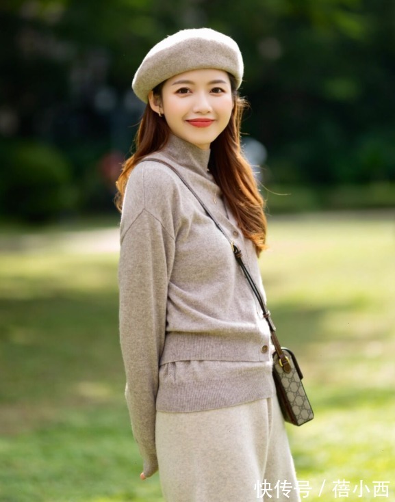 牛仔裤|秋冬不流行露脖子,建议多穿“高领衫”,搭配西装、牛仔裤真高级