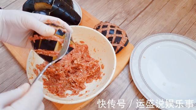 美味|在茄子上切出菠萝纹，塞上猪肉，30分钟后变美味，很解馋