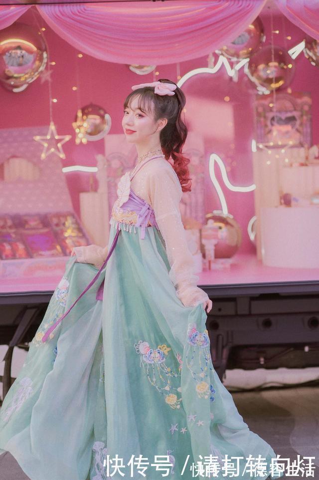 绣花 店家越来越“作”了,把汉服改得面目全非,迪士尼看了都觉得尴尬