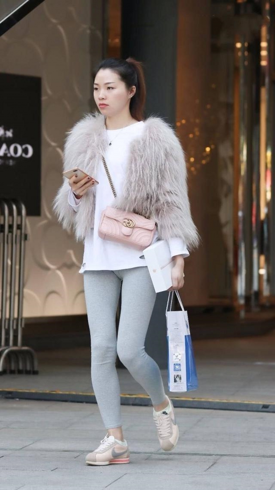 街拍,绿色瑜伽裤加入了工装的设计,充满华丽气息