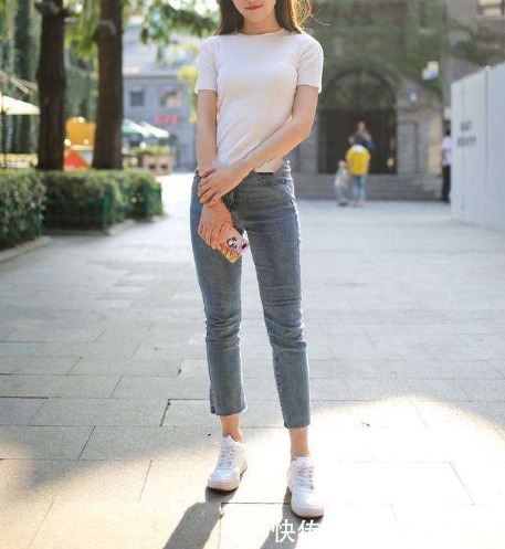 上衣 宽松上衣搭配牛仔裤,减低身材不匀称感,彰显个人魅力