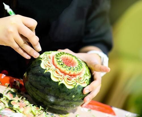 法国人|法国人中国人简直有毒,为什么要把黄瓜雕成我吃不起的样子