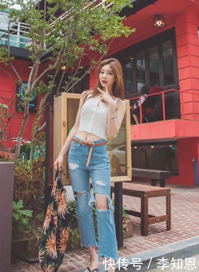 美女街拍:短款吊带衫搭破洞牛仔裤,彰显品味,个性十足