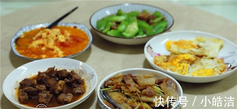 一日三餐|节后一家四口的晚餐，花钱很少吃得舒服，老少营养跟得上