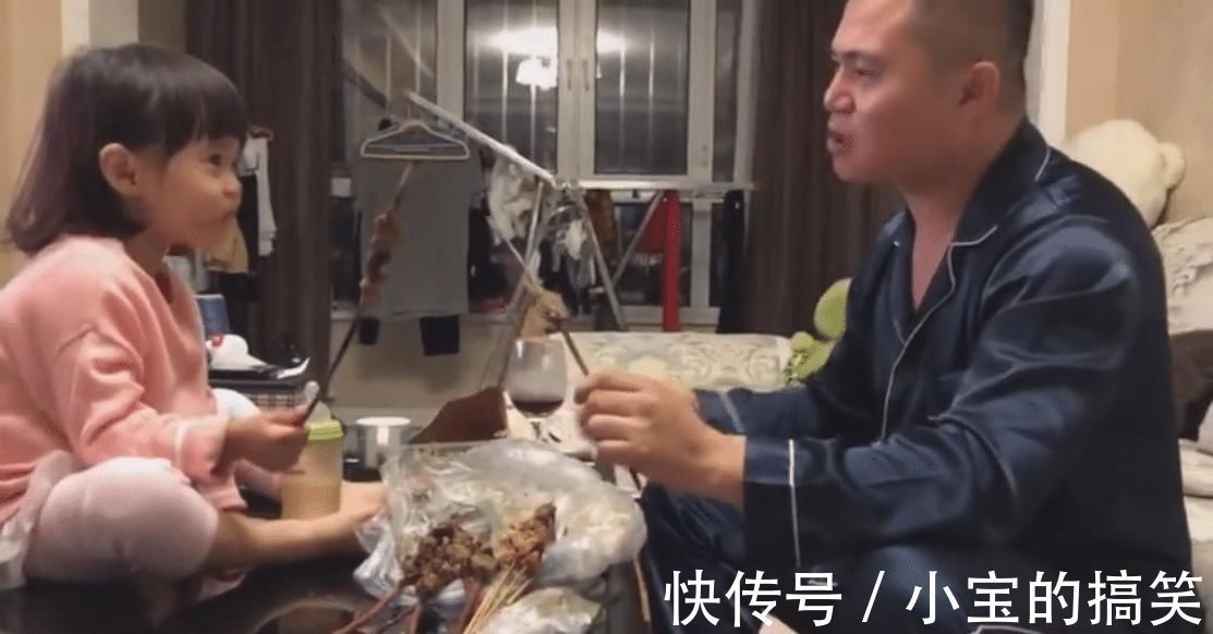 爸爸|“超懂得享受奶爸”跟娃吃饭走红网络,网友:具有仪式感的碰杯!