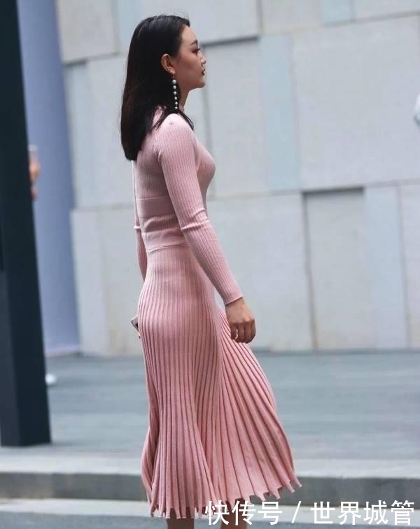 街拍:粉色少女风长裙小姐姐