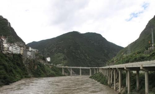 县城|中国最独特的县城，坐落在数米高悬崖上，城区面积不足1平方公里