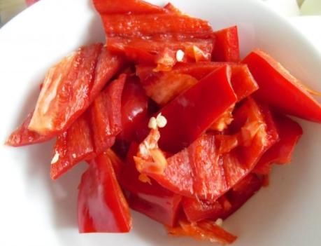 莲藕一下锅炒就发黑？大厨教我1个妙招，藕片白净爽脆超好吃