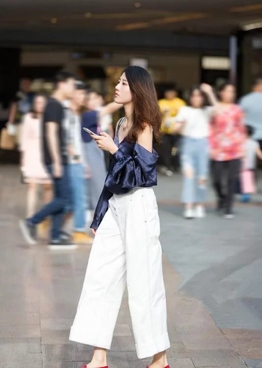 街拍:小美女身姿姣好,搭配时尚靓丽,曲线玲珑