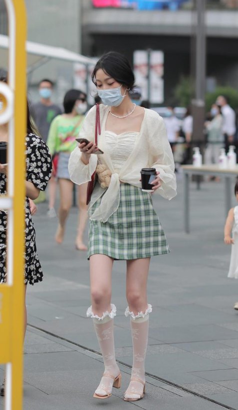 年轻女孩穿格纹裙,试试维希格纹+蕾丝花边袜,彰显青春之美