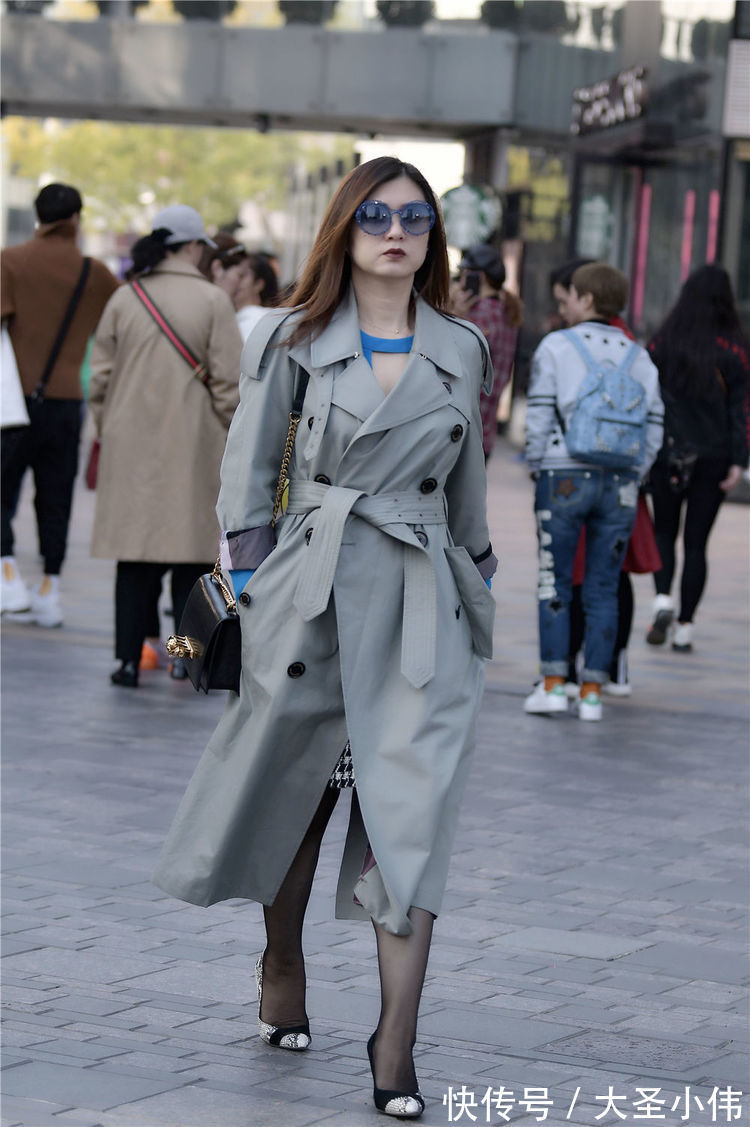 丝袜 美女街拍:秋天穿着风衣,黑色丝袜搭配尖头细跟鞋,是不是很独特的搭配呢?