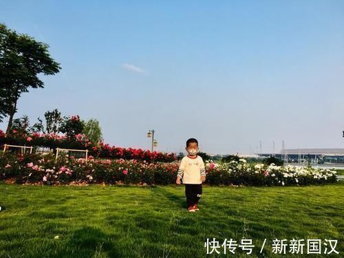 粑粑|两岁宝宝亲吻爸爸后,从“好臭”到“好香”,我看到了孩子的成长