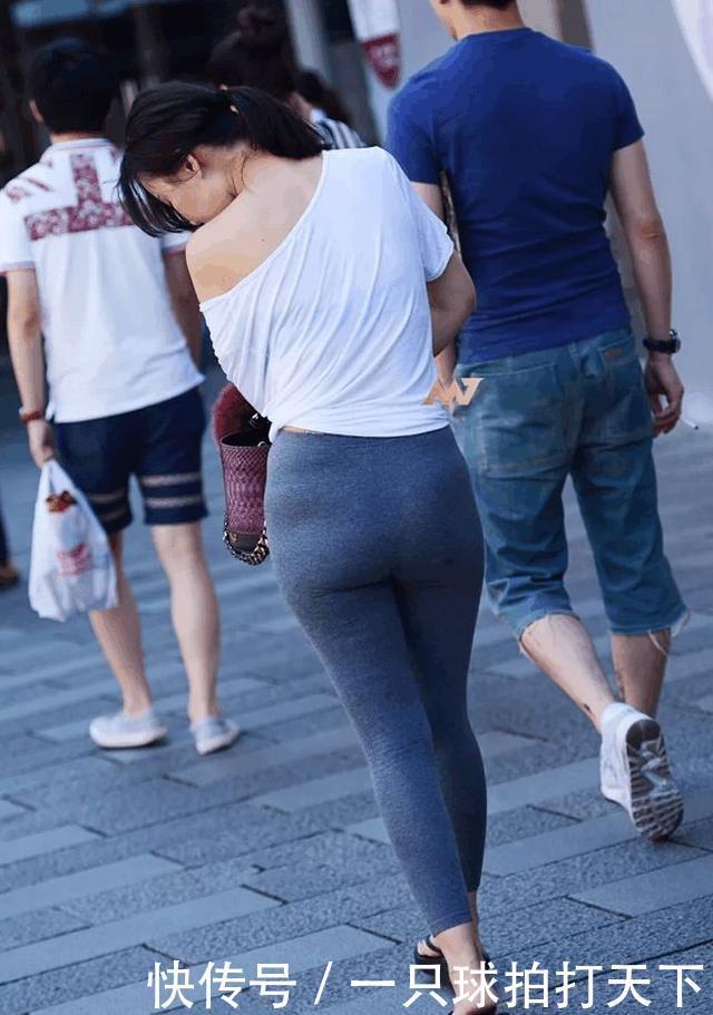 瑜伽|白色 v领t恤搭配瑜伽裤,时尚减龄,运动感十足