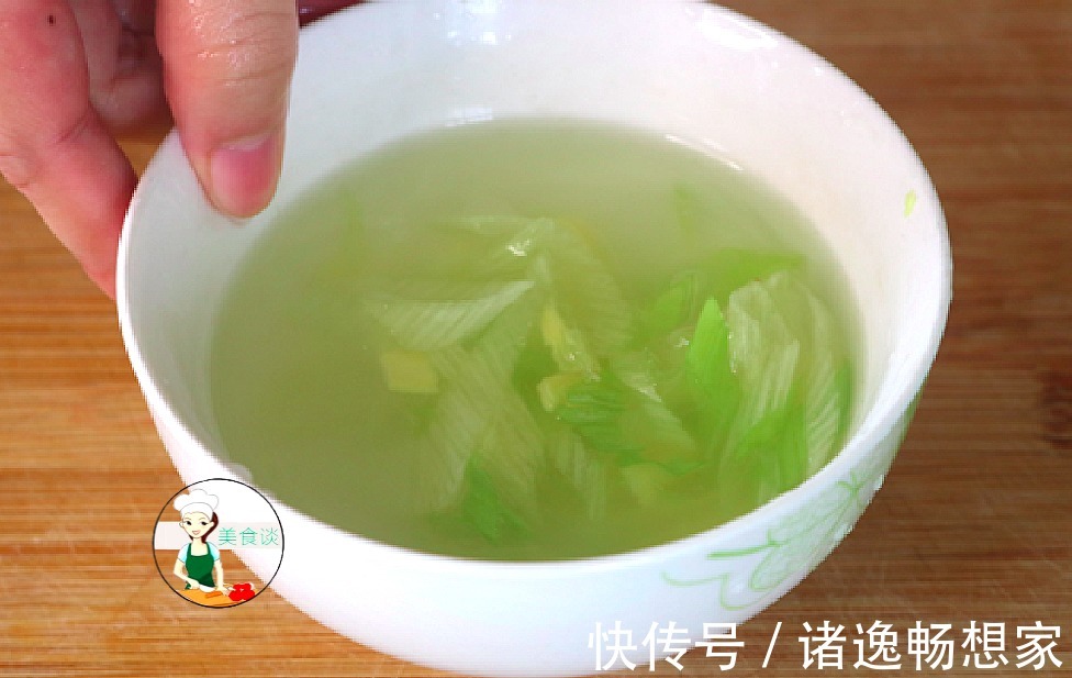 鲈鱼|清蒸鱼时,不能放盐和料酒,大厨教你蒸鱼3技巧,鱼肉鲜嫩不腥气