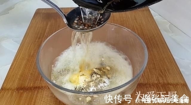 以后葱花饼别再买了,加2勺麻酱,不烫面不发面,比鸡蛋饼都好吃