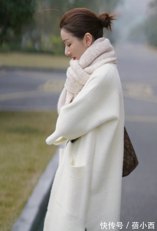 时髦|今年多穿“大衣”,内搭毛衣+牛仔裤,下搭帆布鞋、靴子时髦高级