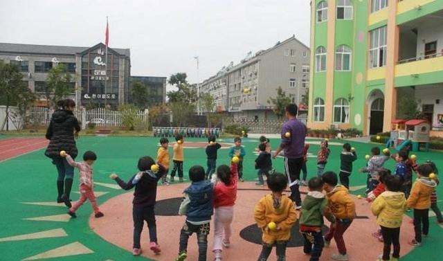 老师|儿子去上幼儿园,宝爸在包里放了根录音笔,回家听完后脸色很难看