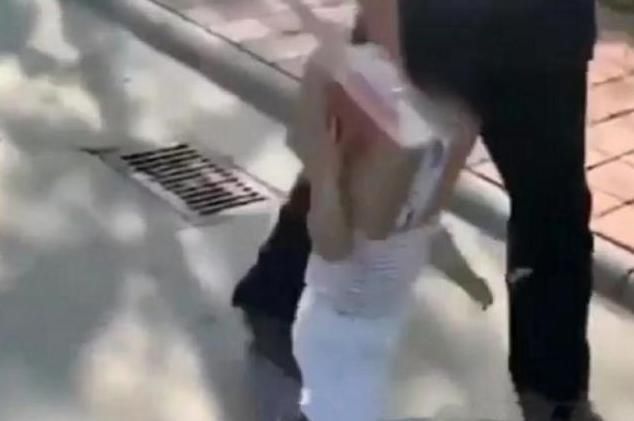 乐乐爸|宝爸带娃去拿快递,回来却是孩子扛着快递,妈妈看到后哭笑不得