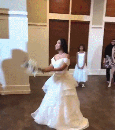 |搞笑GIF趣图:伴娘好不容易抢到捧花,都幸福得站不稳了