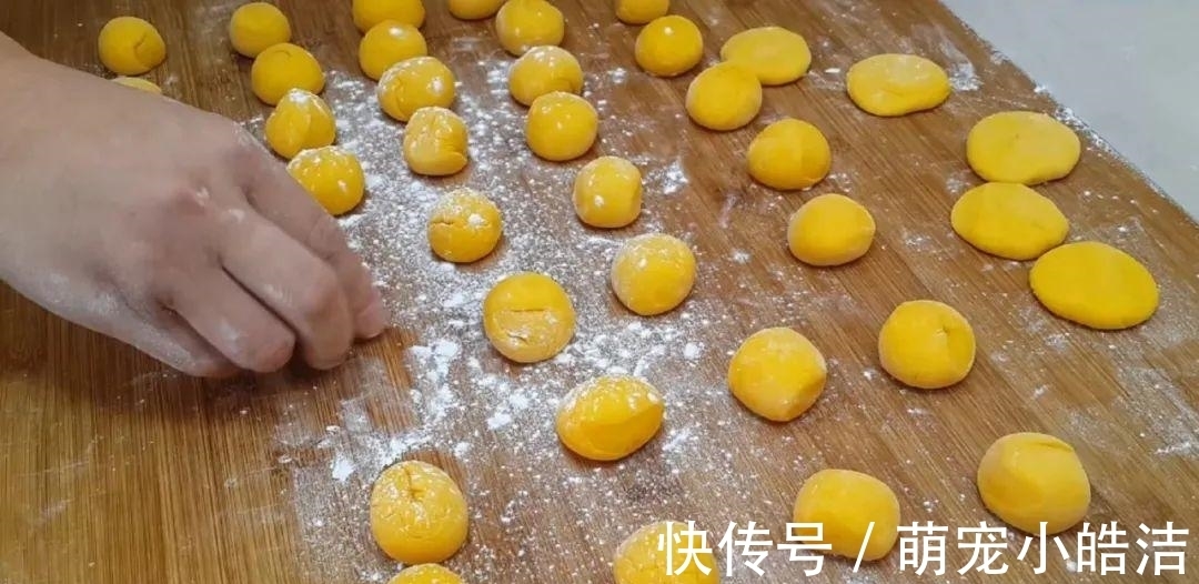 南瓜这样做才简单,锅里炸一炸,外皮焦脆又空心,比面包蛋糕还好吃