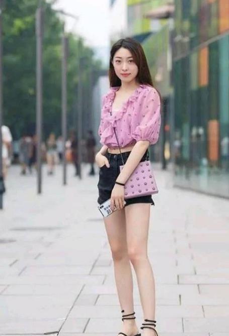 街拍:直发飘飘的小姐姐,十分新颖的打扮,优雅时尚