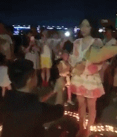 |搞笑GIF:穿成这样想给女友一个惊喜 没想到她给了我一个更大的惊喜