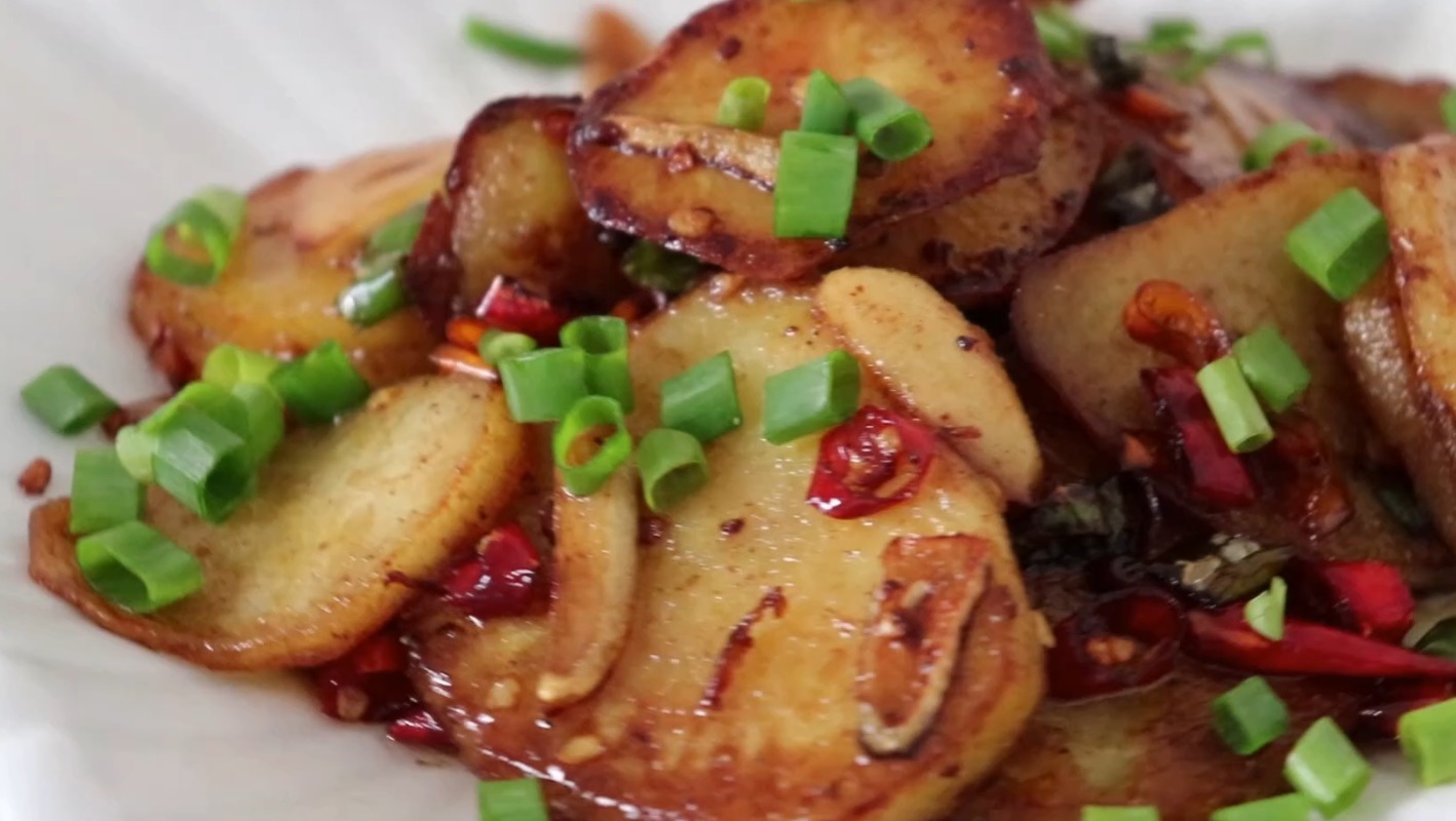 土豆别再做老一套了，这做法真是第一次见，超级下饭，全家爱吃