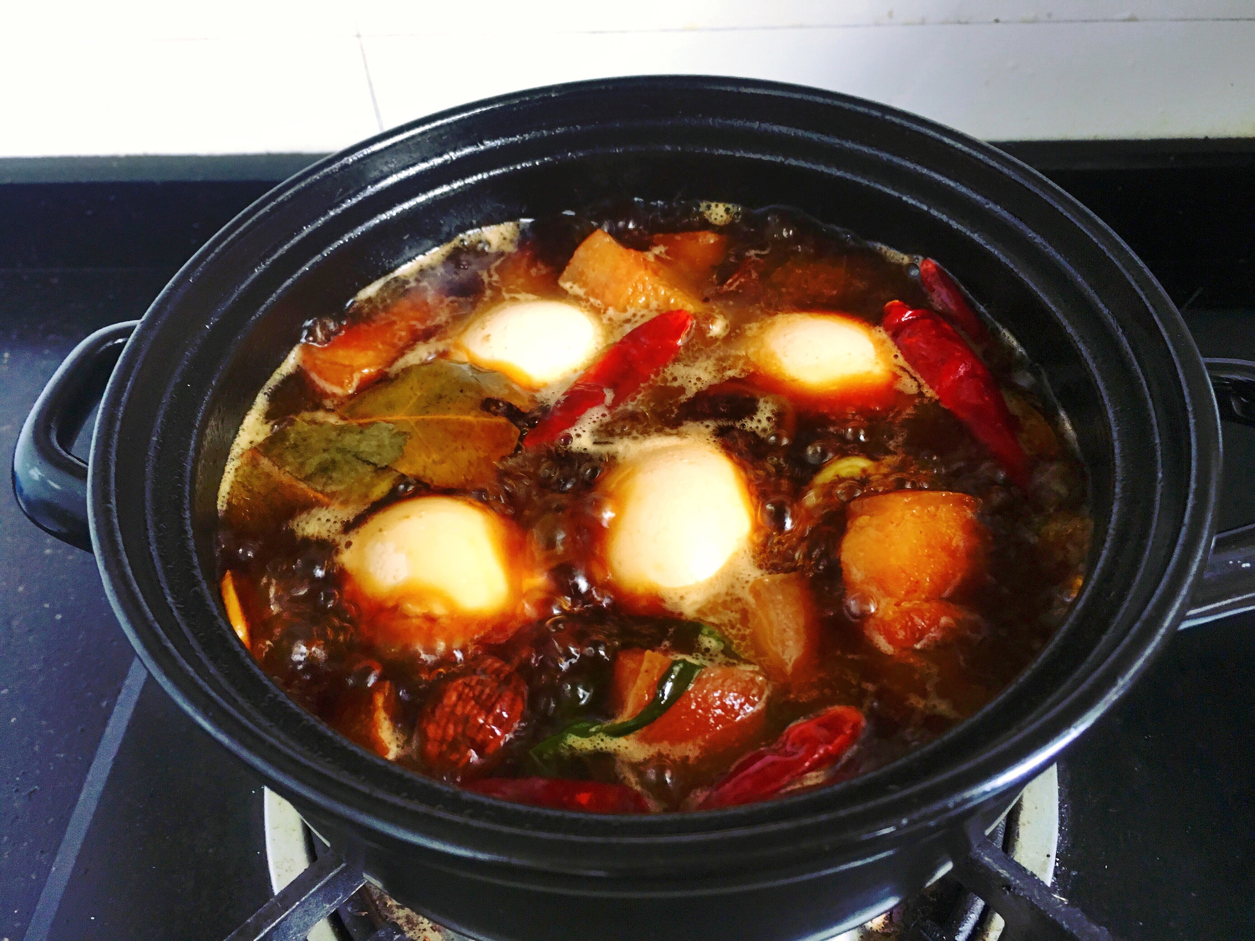 五花肉往锅里面一扔,色泽红润肥而不腻,吃起来真过瘾