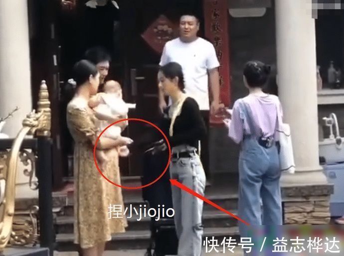 赵丽颖录节目却遇到小baby，看清她下意识动作，当妈的都懂