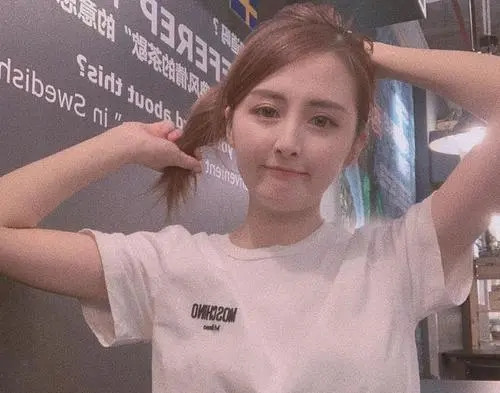 科比|又一校花NBA美女主播! 名模身材堪比明星, 北大学霸男友令人羡慕