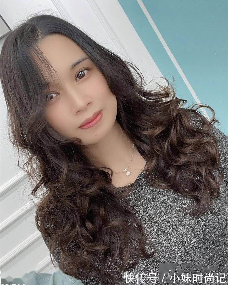 纹理烫|五六十岁的女人,建议过年烫发就选这三种发型,洋气减龄又显气质