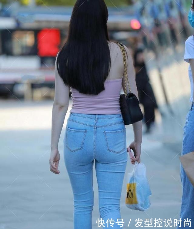 小妹妹 粉色挂脖上衣搭配浅色牛仔裤,青春减龄,尽显优雅气质!