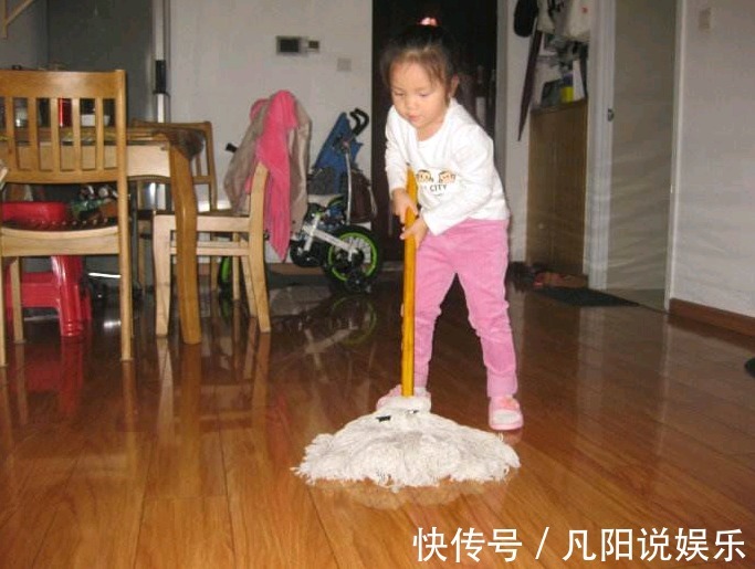 清水|拖地只用清水等于白拖，老保姆教我只滴入几滴它，地板干净明亮