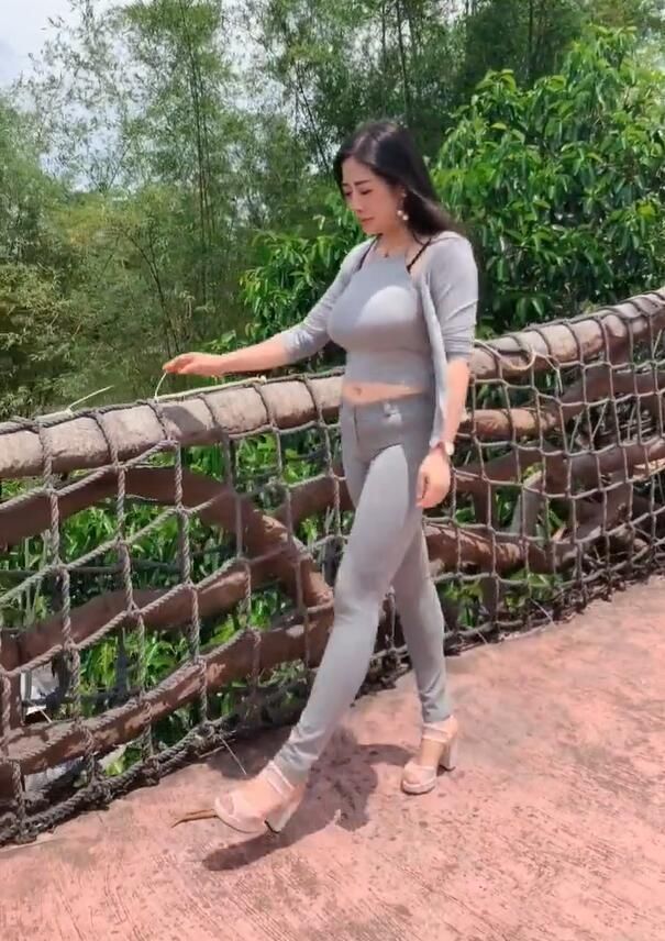 街拍小姐姐,百搭的紧身牛仔裤形象,一个侧颜杀让人难以忘怀