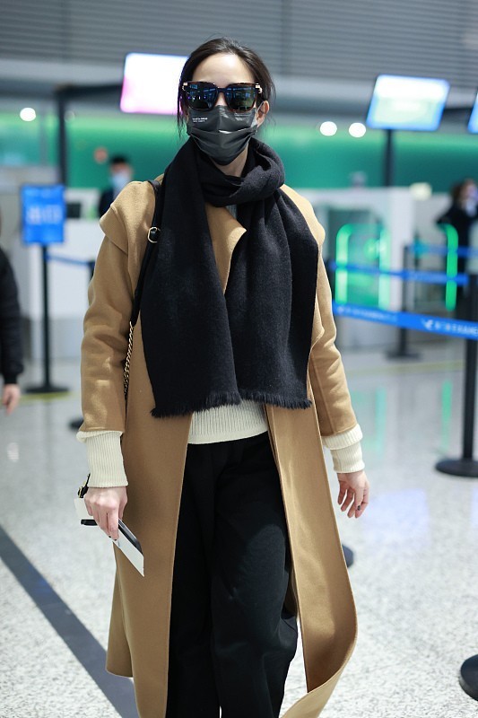 搭配 张钧甯的私服穿搭不出众, 不过棕色大衣配围巾, 看着高级且独特