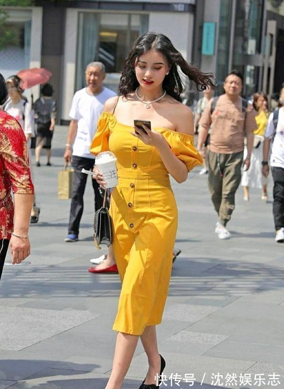 修身 黄色修身连衣裙搭配高跟鞋,炫酷十足