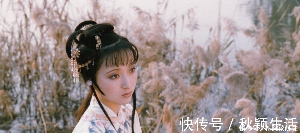 林黛玉#贾府中秋团圆的宴席上,这一幕深深刺痛林黛玉,她中途离席了