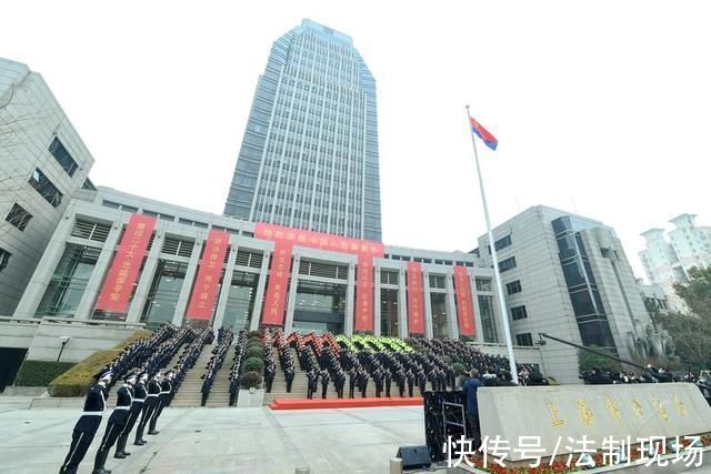 人民警察|上海公安民警在警旗下重温誓词、在岗位上践行初心，庆祝第二个“人民警察节”