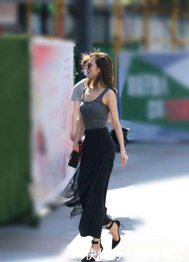 美艳姑娘灰色背心搭配白色短裤,这帽子太可爱了吧?