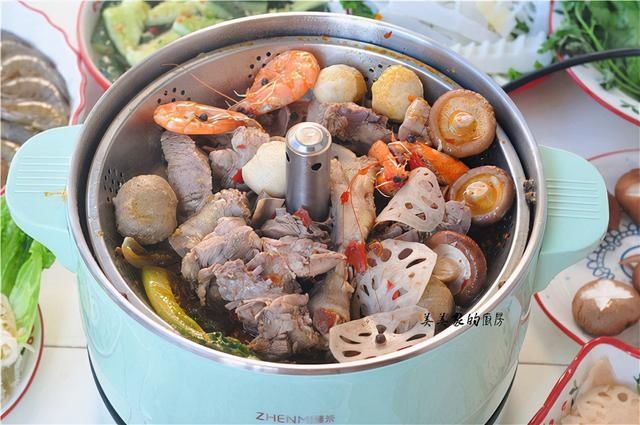 中秋|周末，招待朋友吃火锅，夹菜那一刻，大家惊呆了：这火锅，绝了