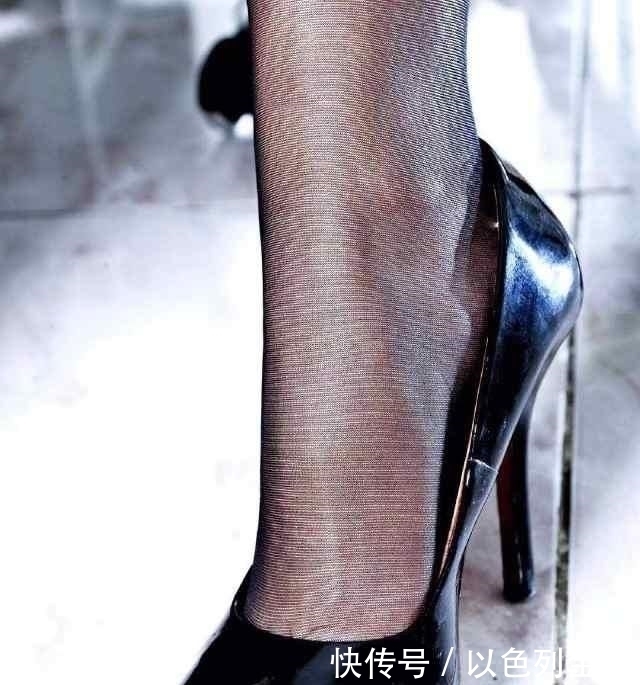 尖头细跟高跟鞋简洁而不单调,气质出众更加时尚