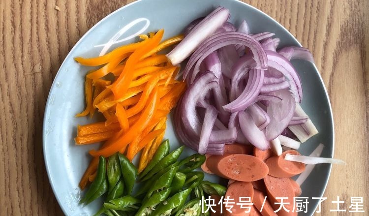 在家这样制作牛柳土豆粉，美味可口，营养丰富！