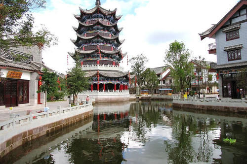 云南“受欢迎”的古镇，耗资32亿开发运营，媲美周庄游客不绝