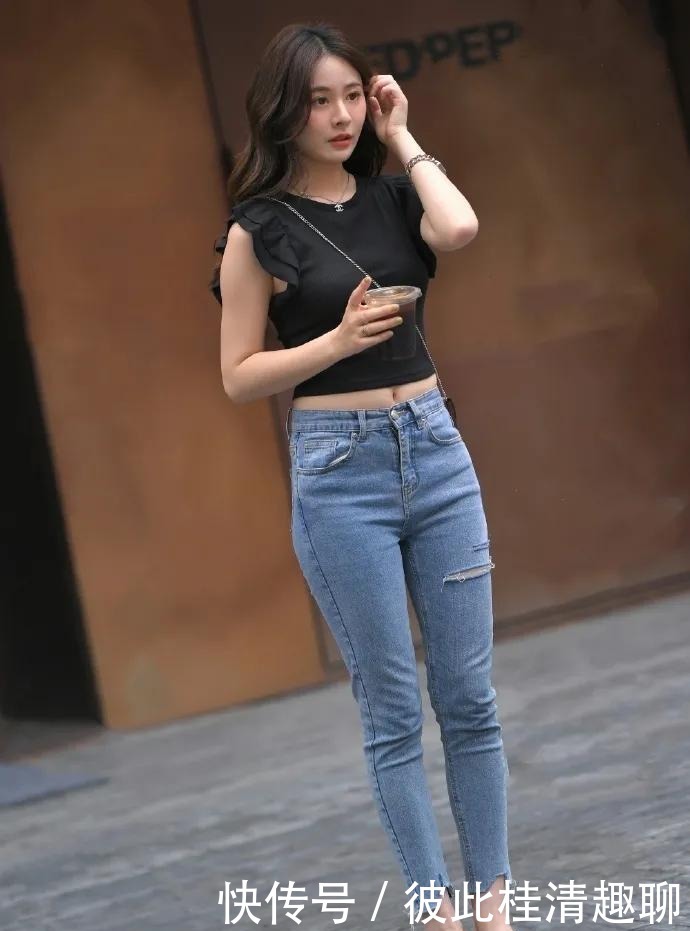 女生|怎样穿出青春迷人的效果？无袖T恤加修身牛仔裤，简约又时尚