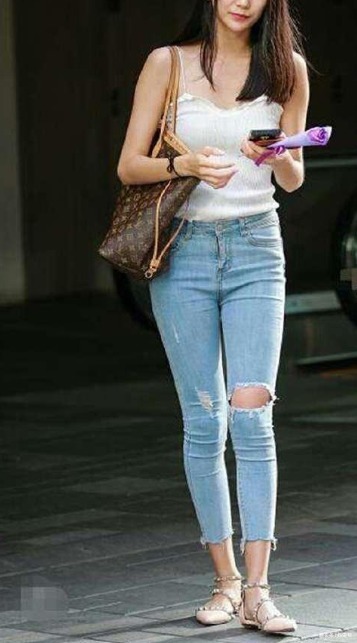 牛仔裤 印花上衣巨好看,搭配牛仔裤,不俗不媚,彰显女性魅力