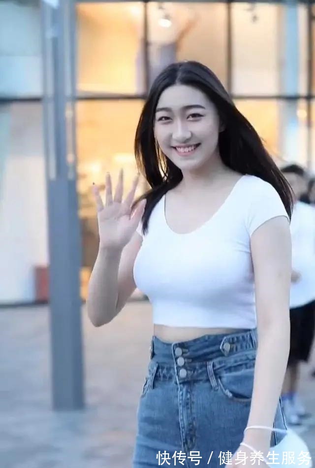 牛仔裤 蓝色打底裤搭配时尚白色上衣,去凹造型,打造女生界的泫雅风!