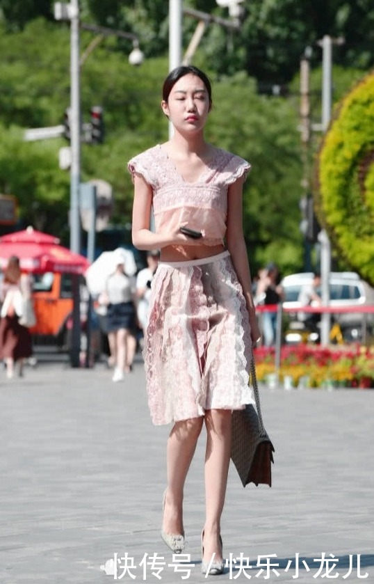 小姐姐气质清秀,穿碎花连衣裙,清新优雅!