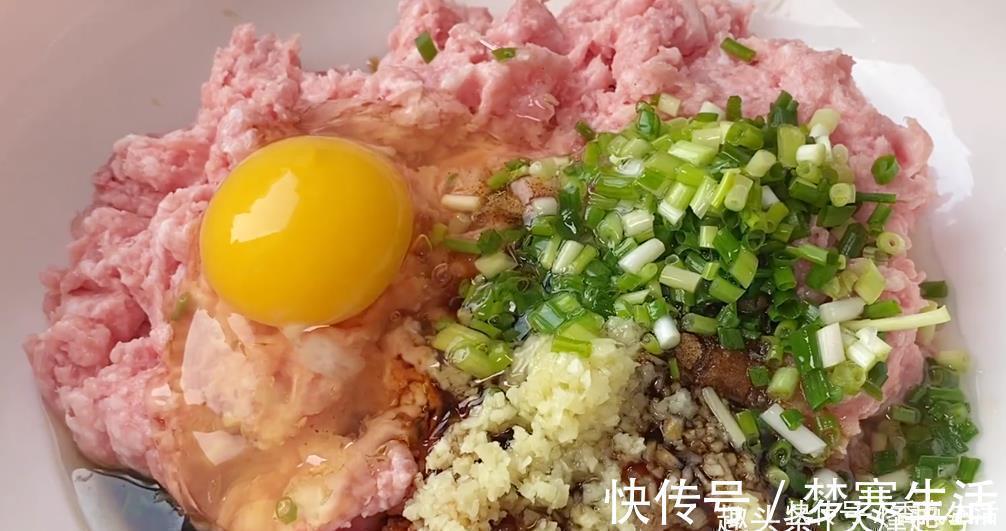 好吃|做锅贴有人用淀粉,有人用面粉,教你正确做法,个个酥脆好吃不腻