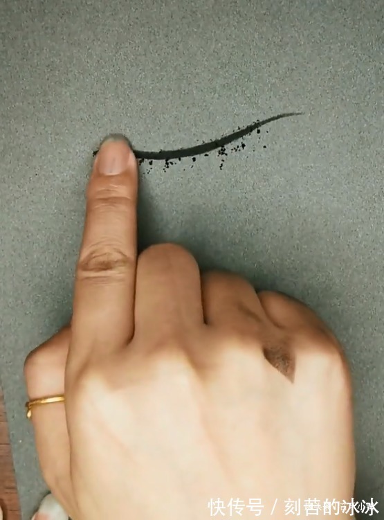 美术生$美术生用手指画画,本以为胡乱涂鸦,当画上泪水后,内心受到暴击