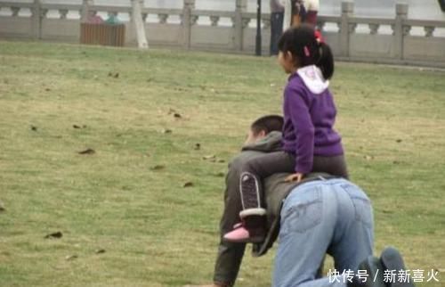 家长|“最嫩爸爸”接女儿放学惹人眼红,老师怀疑早恋,妈妈无奈亲爹